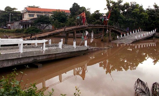 Cây cầu bị gãy xuống sông.