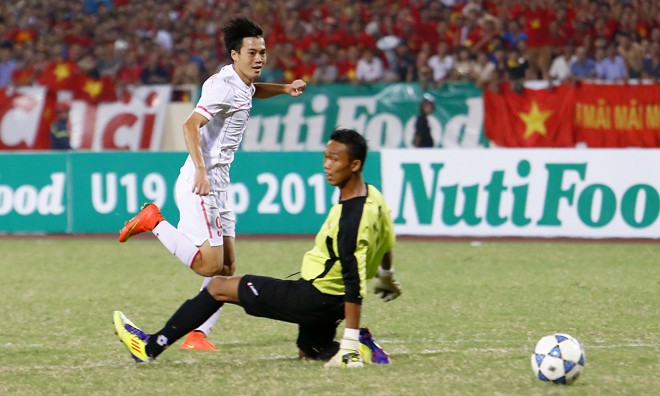 Các chân sút U19 Việt Nam đã mang tới cho thủ thành Myanmar một buổi tối ác mộng. Ảnh: Như Ý