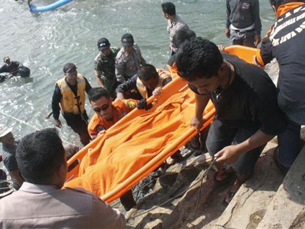 Nhân viên cứu hộ đưa nạn nhân ra khỏi hiện trường một vụ đắm tàu ở Indonesia hồi tháng 7.