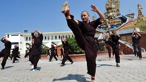 Võ sinh luyện tập tại Trường võ thuật Tây Tạng. Nguồn: Sherpaworld.com. 