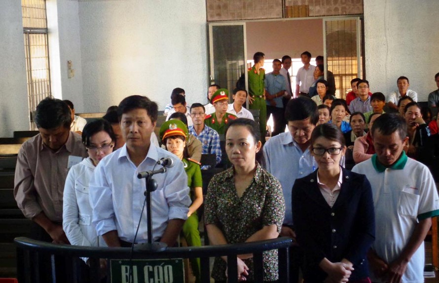 Bị cáo Nguyễn Thị Hoa (áo hoa) cùng 7 đồng phạm.