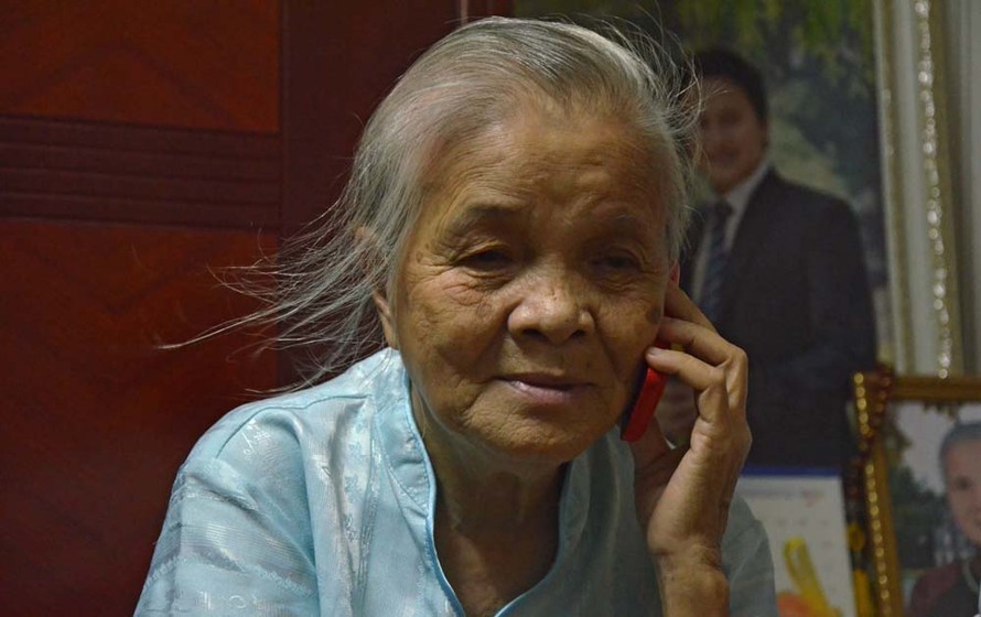 Bà Hồ Hương Nam dù tuổi đã cao nhưng vẫn tận tâm vì những công tác xã hội. Ảnh: Thanh Hà.