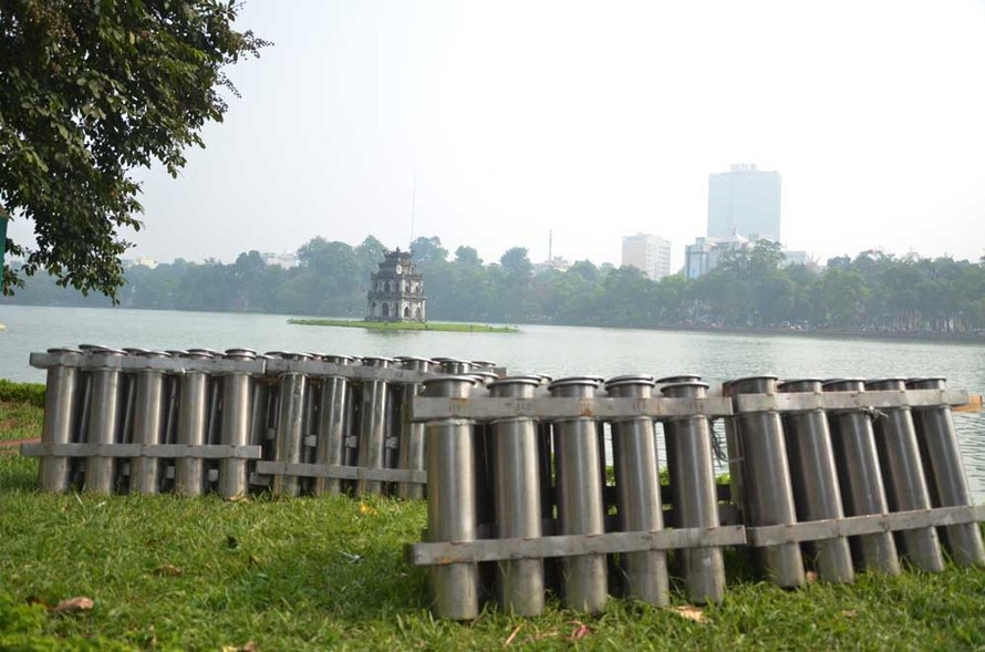 Các ống pháo hai bên bờ hồ Hoàn Kiếm đã vào vị trí.