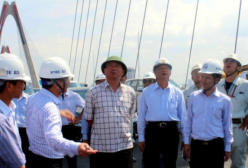 Bộ trưởng GTVT Đinh La Thăng kiểm tra cầu Nhật Tân.