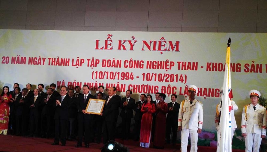 Chủ tịch Quốc hội Nguyễn Sinh Hùng trao tặng Huân chương Độc lập hạng Ba cho Vinacomin.