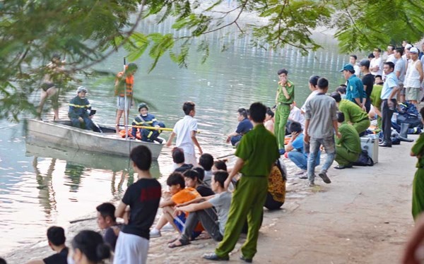 Cơ quan chức năng tìm thấy xác nạn nhân mất tích dưới hồ Hoàng Cầu. Ảnh: Thanh Hà.