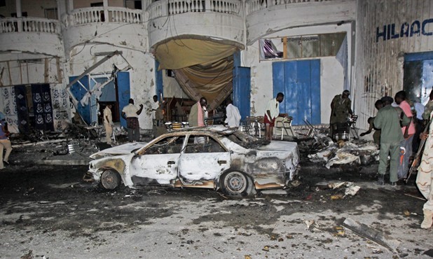 Hiện trường vụ đánh bom xe hơi ở thủ đô Mogadishu, Somali hôm 12/10. Ảnh: Farah Abdi Warsameh.