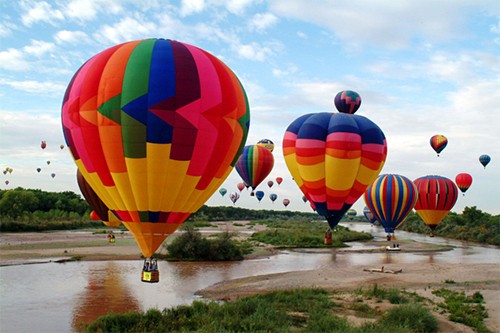 Rực rỡ lễ hội khinh khí cầu lớn nhất thế giới ở Thành phố Albuquerque, bang New Mexico, Mỹ.
