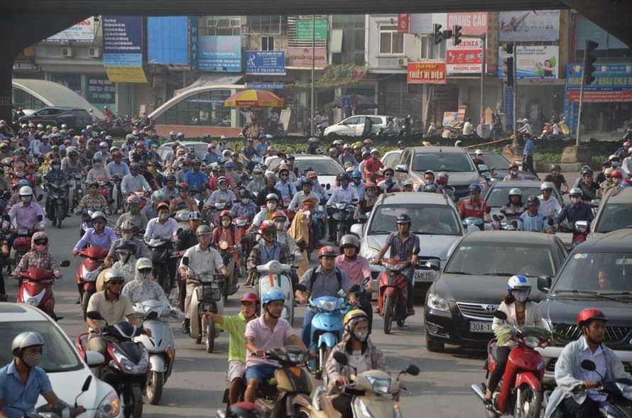Giao thông ùn tắc vì rào chắn xây nhà ga ở Hà Nội
