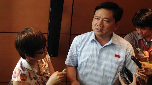Bộ trưởng Đinh La Thăng trả lời phỏng vấn báo chí.