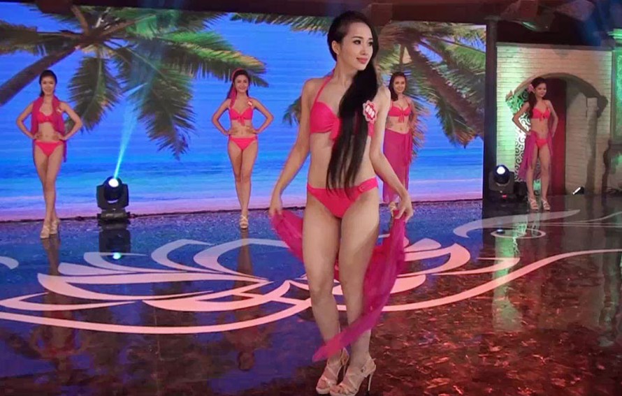 Phần thi áo tắm đêm chung khảo phía Bắc Hoa hậu Việt Nam 2014
