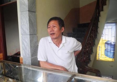 Ông Nguyễn Văn Bốn chủ cửa hàng vàng bạc Ngọc Bốn kể lại giây phút gặp cướp.