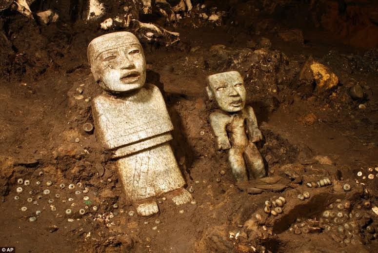 Các bức tượng được khai quật trong đường hầm