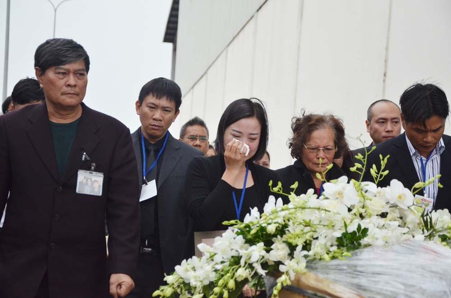 Người nhà đón di hài nạn nhân trong vụ MH17. Ảnh: Thanh Hà.