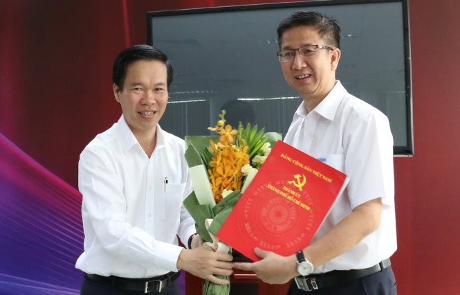 Ông Võ Văn Thưởng (trái) trao quyết định điều động và bổ nhiệm ông Phạm Đức Hải. Ảnh: Tiến Long.