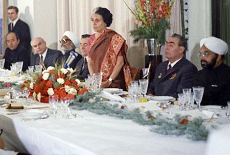 Thủ tướng I.Gandhi phát biểu tại buổi tiệc do Tổng bí thư L.Brezhnev (thứ 2 bên phải) chiêu đãi.