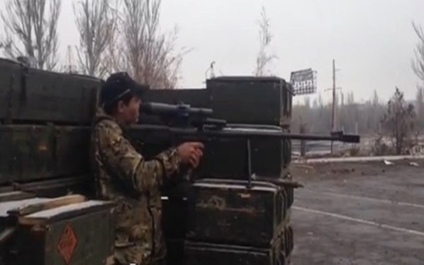 Hình ảnh được cho là quân ly khai đang thử nghiệm loại súng bắn tỉa mới KSVK. Ảnh: Censor.