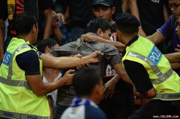 Cổ động viên Malaysia bị bắt sau khi tấn công người hâm mộ Việt Nam tại trận lượt đi.