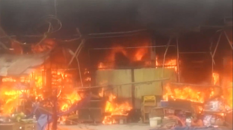 [VIDEO] Tiểu thương chợ Nhật Tân bất lực nhìn lửa cháy rực