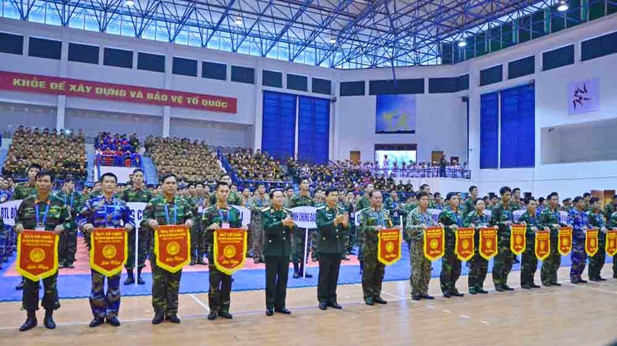 Thượng tướng Đỗ Bá Tỵ và Trung tướng Nguyễn Quốc Khánh trao cờ lưu niệm tặng các đoàn vận động viên.