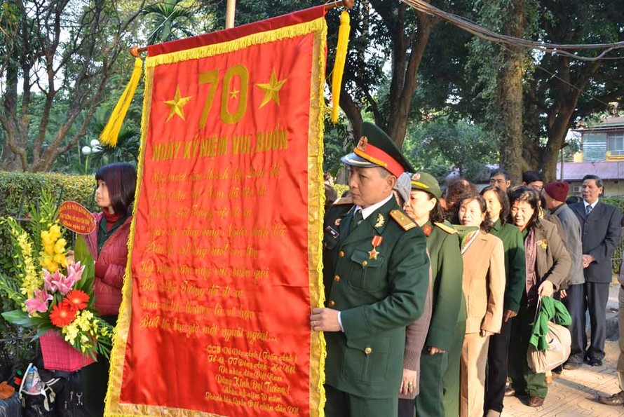 Sáng 22/12, nhiều cựu chiến binh có mặt trước số 30 Hoàng Diệu (Hà Nội) để tưởng nhớ Đại tướng Võ Nguyên Giáp, người Anh cả của Quân đội Nhân dân Việt Nam.