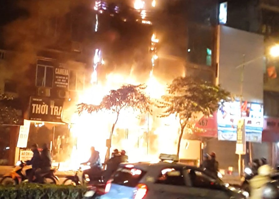 [VIDEO] Thẩm mỹ viện trên phố Kim Mã bốc cháy ngùn ngụt trong đêm