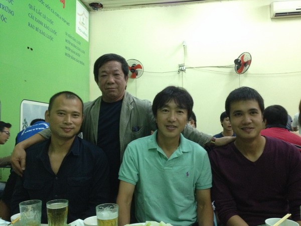  HLV Miura (áo xanh nhạt) bình dị trên bàn bia hơi giao lưu với các chuyên gia bóng đá Việt Nam, trong đó có ông Đặng Gia Mẫn (người đang đứng) - Ảnh Facebook ông Đặng Gia Mẫn.