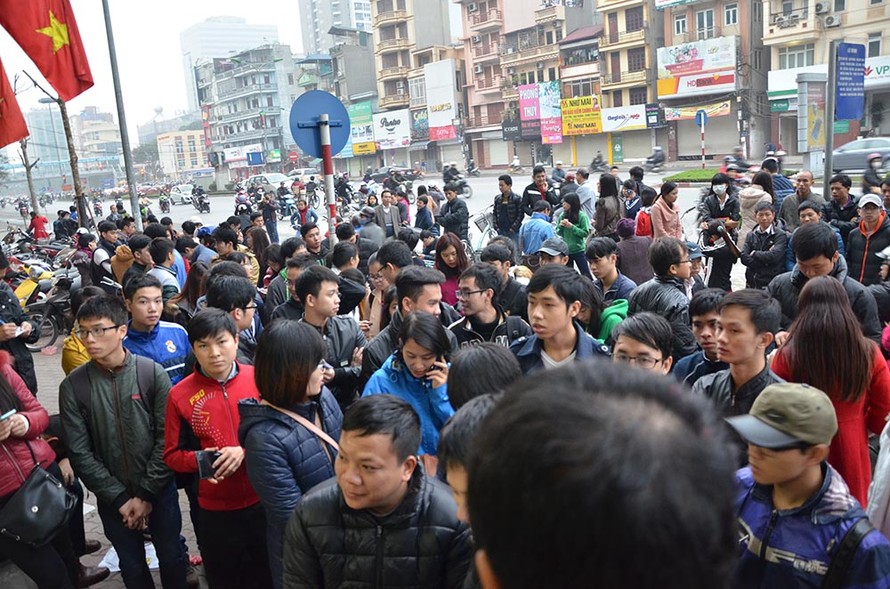Hàng trăm người xếp hàng kín trước cửa nhà xe trên chờ mua vé xe khách về quê dịp Tết sắp tới.