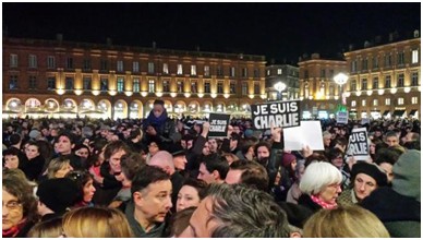 Hàng nghìn người trên quảng trường Capitole, ở Toulouse, Pháp.