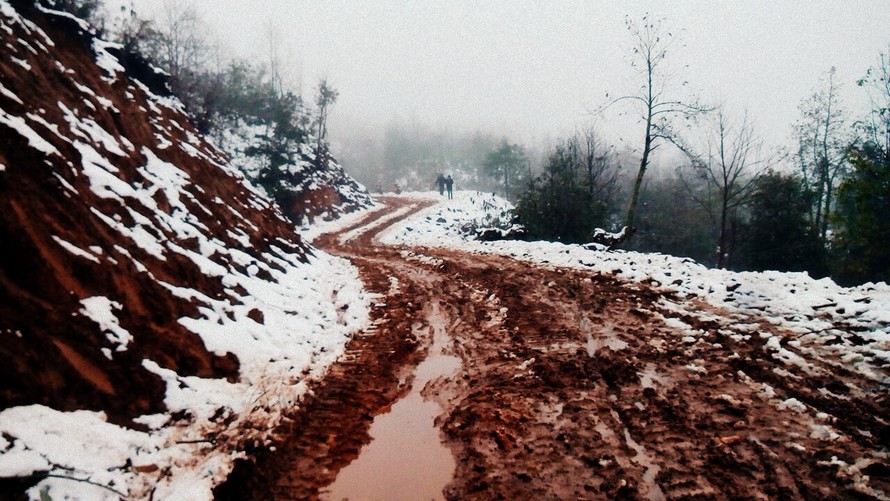 Dân “phượt” vượt đường lầy lội lên Y Tý ngắm tuyết
