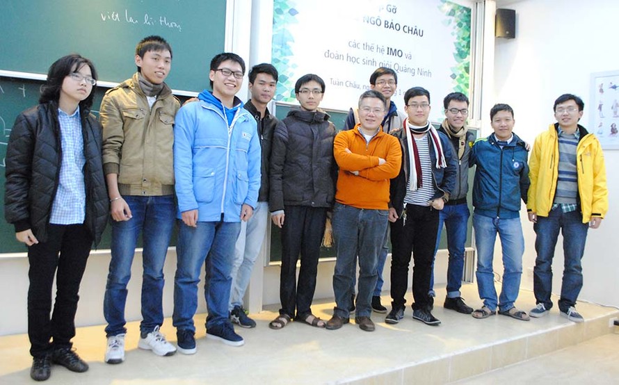 GS Ngô Bảo Châu và các bạn trẻ.