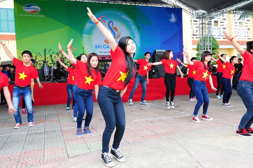 Giới trẻ Huế nhảy Flashmob hưởng ứng hành trình. 