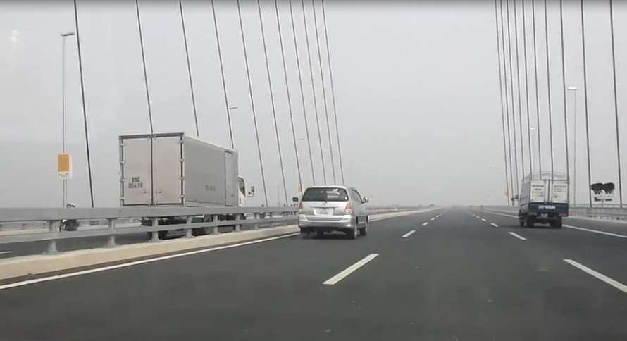 Chiếc xe tải vi phạm luật giao thông đi ngược chiều trên cầu Nhật Tân. Ảnh cắt từ video.