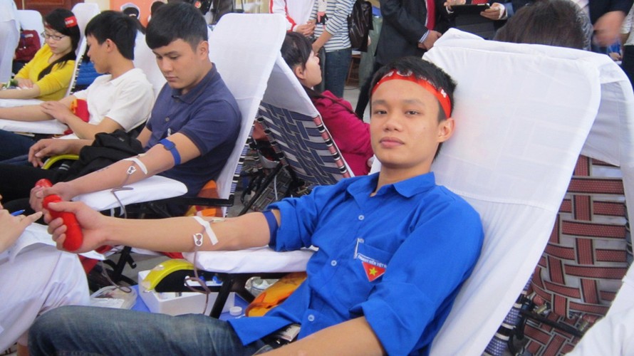Nguyễn Đình Hiếu tham gia hiến máu tại Chủ nhật đỏ tại Thanh Hóa sáng 23/1.