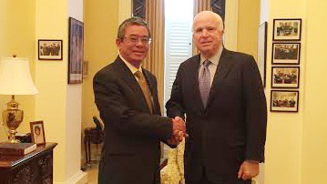 Thượng nghị sĩ Mỹ John McCain, phải, tiếp Đại sứ Việt Nam Phạm Quang Vinh hôm qua. Ảnh: Bộ Ngoại giao Việt Nam