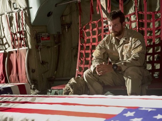 Bộ phim về cựu xạ thủ Mỹ Chris Kyle - "American Sniper" vẫn đứng vững ở vị trí thứ nhất bảng xếp hạng doanh thu bán vé.