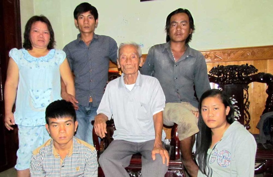 Cụ Truyện cùng bà Nguyễn Thị Cẩm, vợ ông Nén, 3 con trai và con dâu ông Nén mong ông Nén được tại ngoại, cả nhà đón một cái tết vui, sau 17 năm tủi cực.