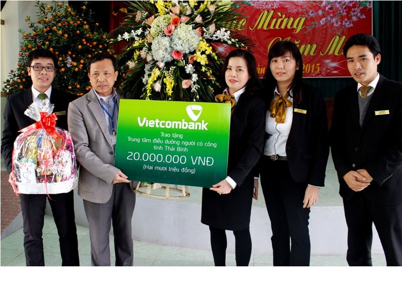 Bà Đinh Thị Thu Thủy trao số tiền 20 triệu đồng cho lãnh đạo Trung tâm.