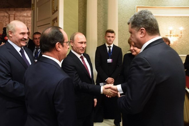 Tổng thống Nga Vladimir Putin bắt tay người đồng cấp Ukraine Petro Poroshenko tại Hội nghị Thượng đỉnh ở Minsk (Nguồn: AFP)