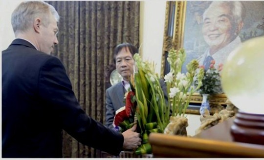 Đại sứ Ted Osius tự tay đặt lẵng hoa lên bàn thờ Đại tướng. Ảnh: Đại sứ quán Mỹ.