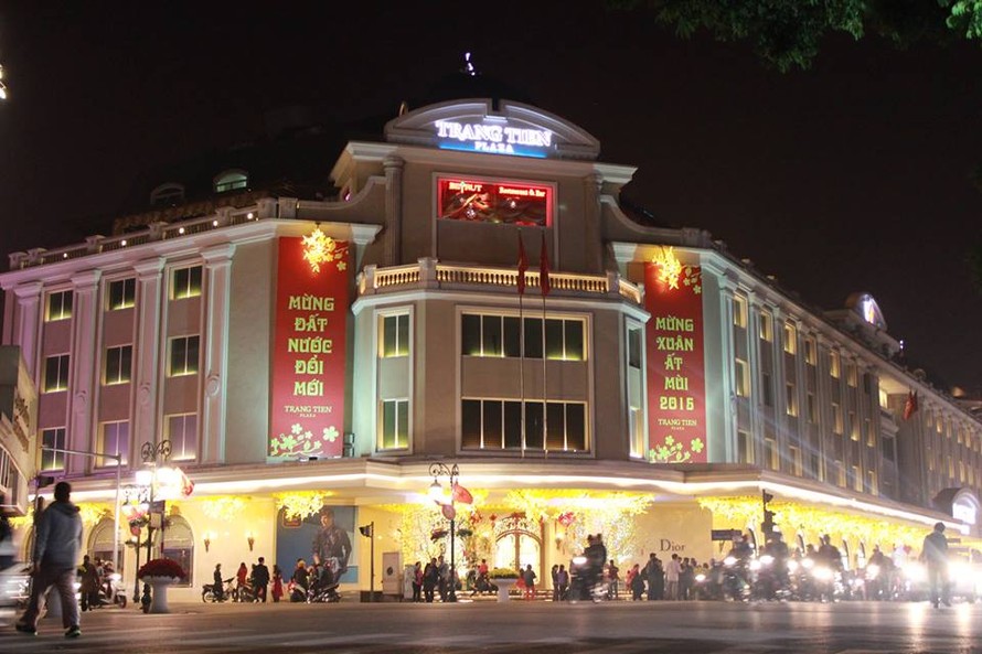 Trên các tuyến phố của Thủ đô Hà Nội được trang hoàng rực rỡ chuẩn bị đón năm mới sắp sang. 