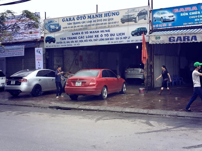 12h trưa 30 Tết, giá rửa ô tô tại một garage thuộc quận Hai Bà Trưng đã lên tới 200.000 đồng. Ảnh: Otofun.
