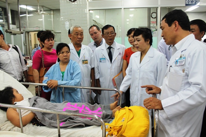 Đoàn thăm một bệnh nhi đang điều trị tại Bệnh viện Chấn thương Chỉnh hình. Ảnh: Việt Văn.