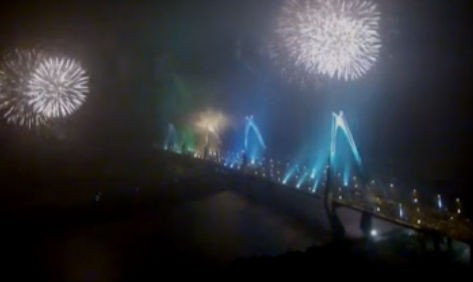 Màn pháo hoa nghệ thuật trên cầu Nhật Tân đêm giao thừa