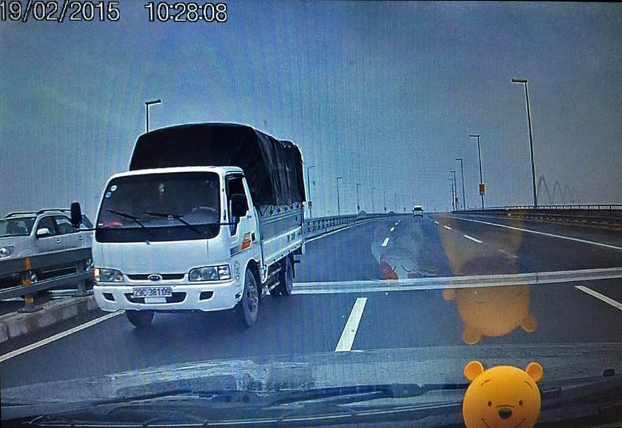 Chiếc xe tải đi ngược chiều trên cầu Nhật Tân bị máy quay ghi lại. Ảnh cắt từ video.