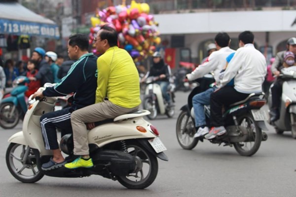 Trong những ngày Tết, nhiều người tham gia giao thông không đội mũ bảo hiểm. Ảnh: Thanh Phong. 