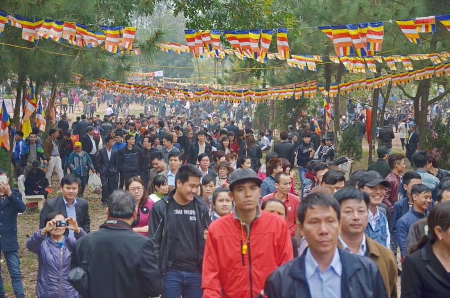 Ngày 2/3, hàng ngàn người đổ về Hội Lim chờ khai hội. Ảnh: Thanh Hà.