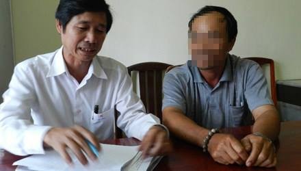 Phóng viên báo Tiền Phong trao đổi với ông Cù Ngọc T. vào chiều ngày 9/3 tại UBND xã Mỹ Lâm.