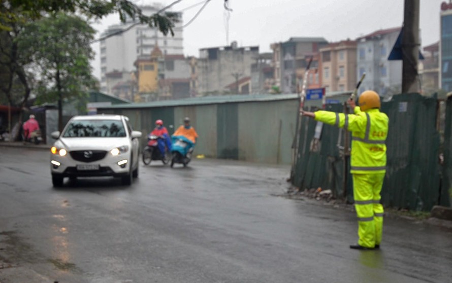 Lực lượng CSGT dừng phương tiện đi vào đường cấm ô tô.