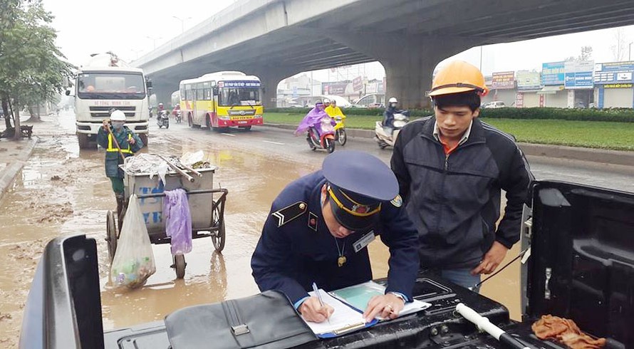 Chiếc xe làm rơi vãi bùn đất ra đường Nguyễn Xiển bị lực lượng thanh tra giao thông xử lý.